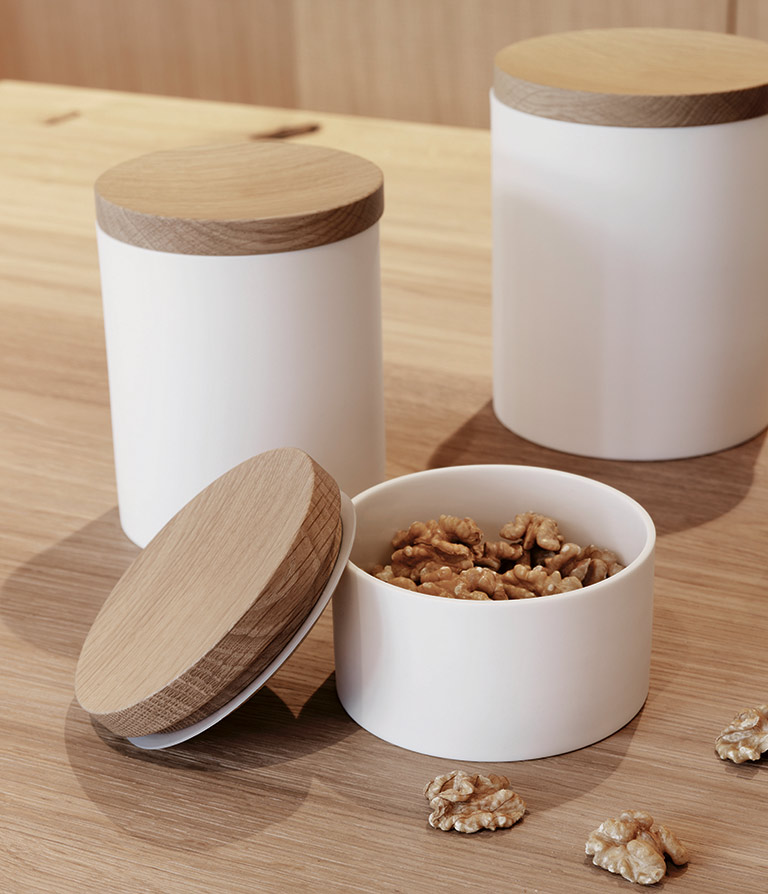 Der Behälter aus Porzellan mit Eichendeckel als praktischer Zusatz für jede Küche.
