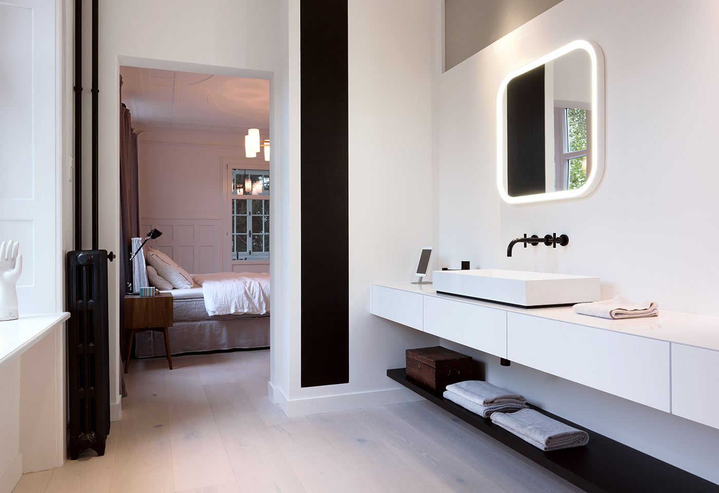 Die Raumgestaltung erlaubt ein Zusammenspiel zwischen Schlafzimmer und modernem Bad.