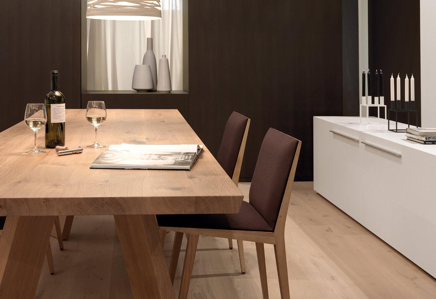 Der aus Massivholz hergestellte moderne Esstisch ist in individueller Ausgestaltung (Mass, Material) erhältlich.