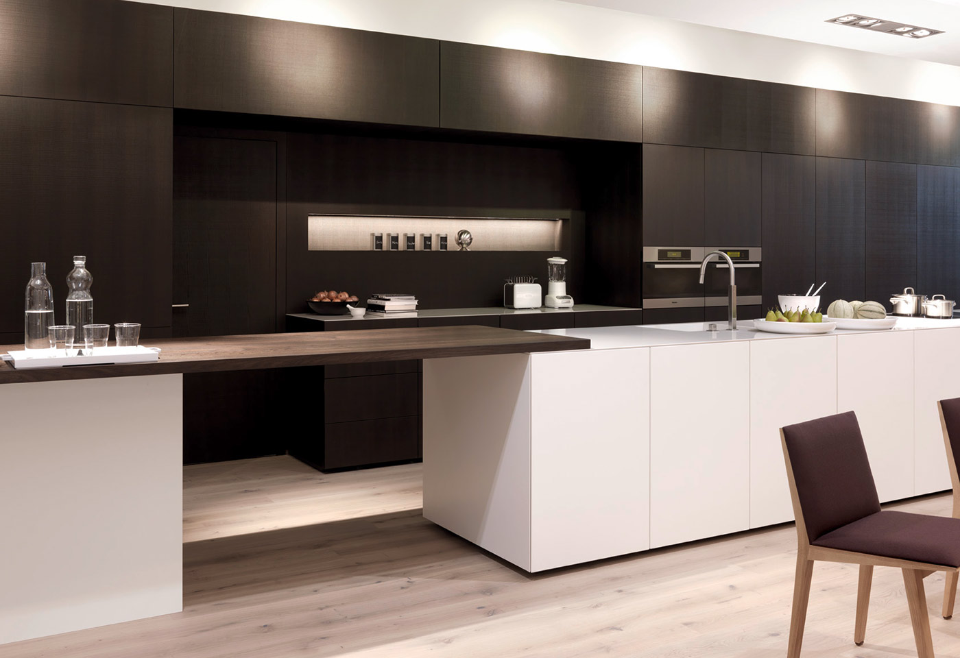 Die ergänzenden Holzelemente in der Küche runden die Raumgestaltung ab.
