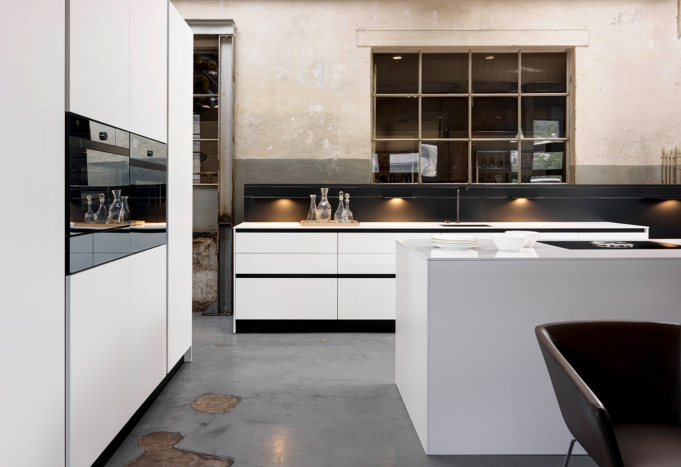 Die grifflose Küche in schwarz und weiss überzeugt mit hochwertigen Materialien und architektonischer Purismus.